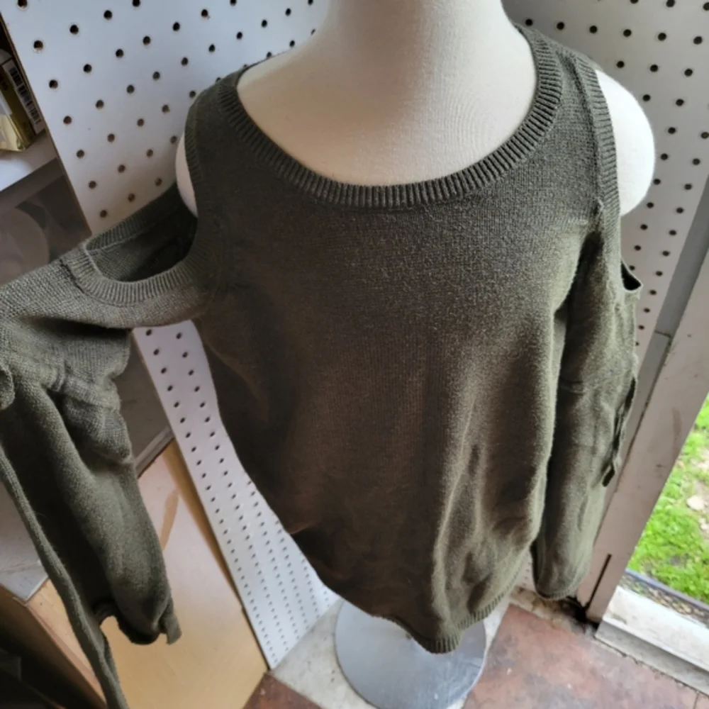 American Eagle Outfitters XS‎ women's cold shoulder sweater